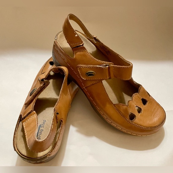 Spring Step Lightweight Brown Shoes - Picture 6 of 9